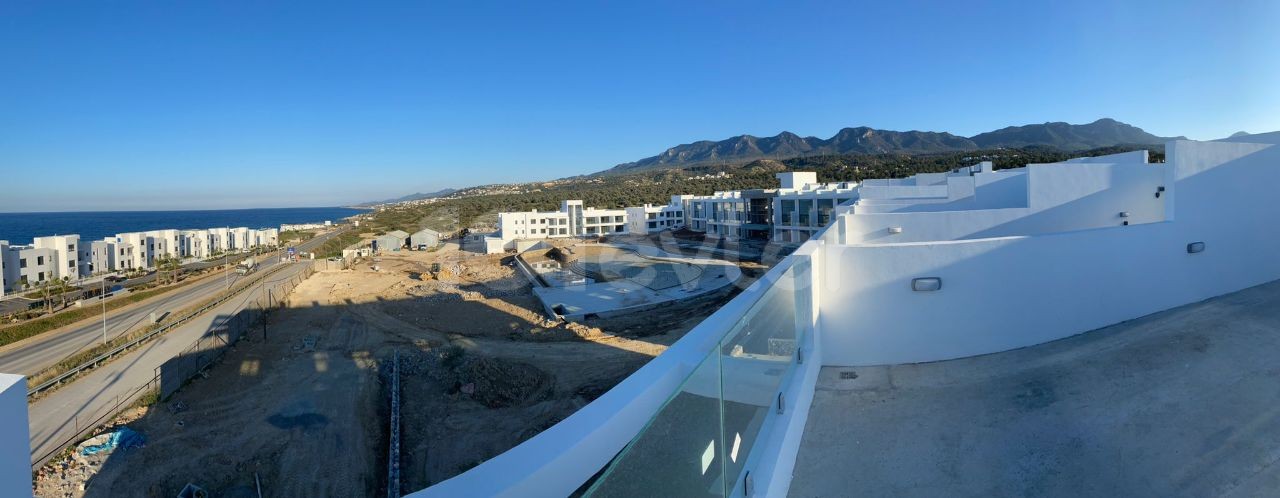 Die ultimative Aussicht: Genießen Sie Meer- und Bergblick von Ihrem Wohnzimmer, Schlafzimmer und Ihrer privaten Dachterrasse