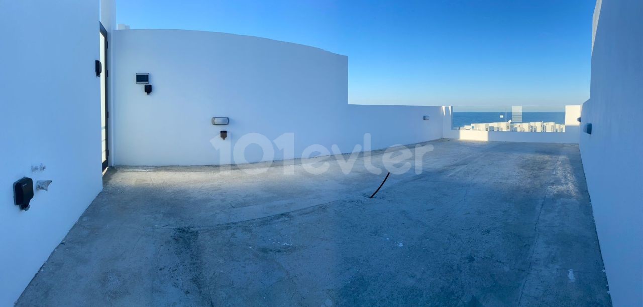 Die ultimative Aussicht: Genießen Sie Meer- und Bergblick von Ihrem Wohnzimmer, Schlafzimmer und Ihrer privaten Dachterrasse