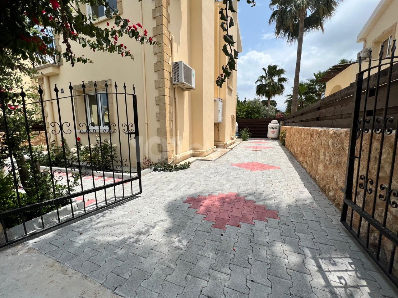 2+1 Villa For Sale In Girne Lapta