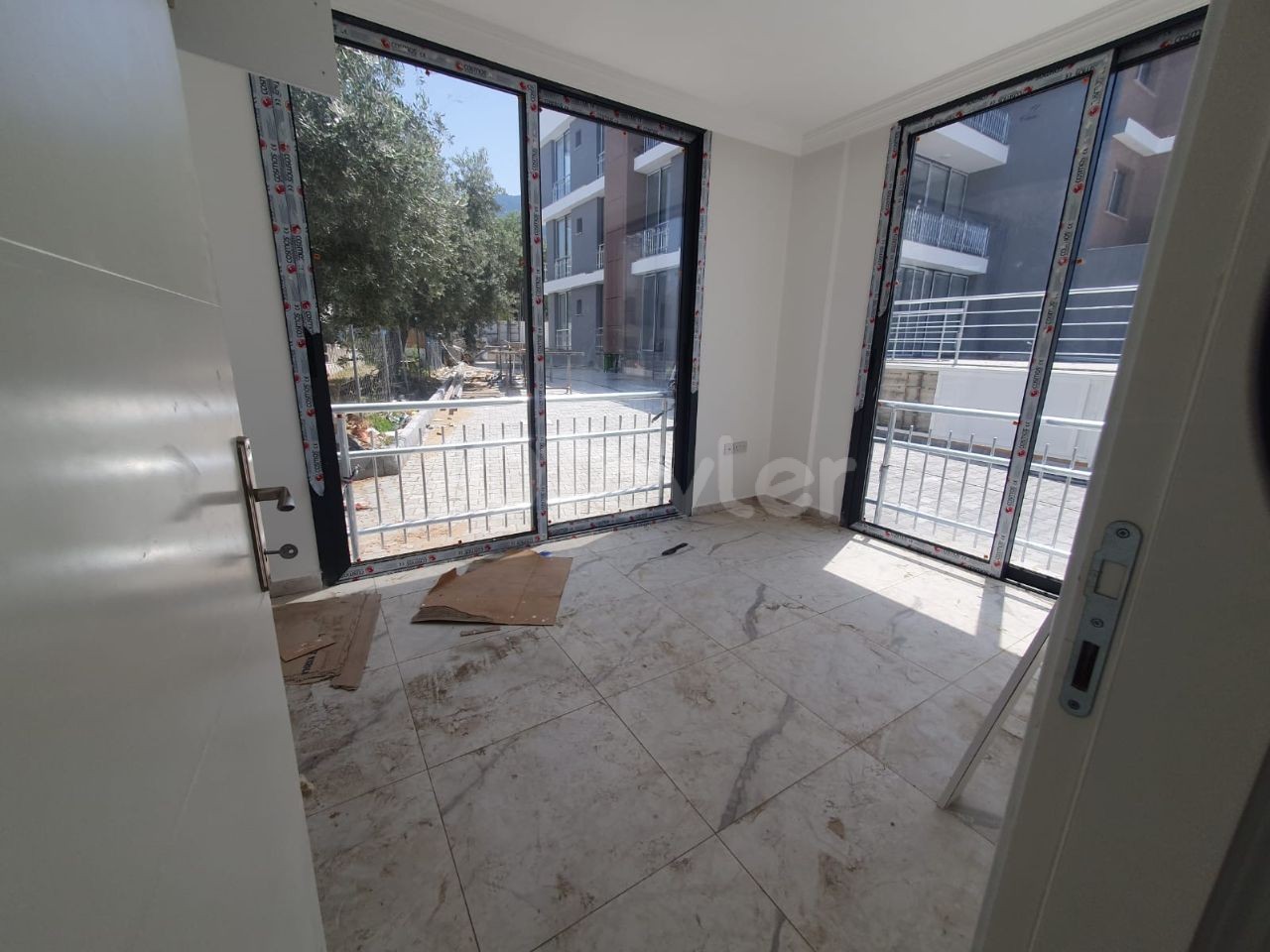 Garden floor 2+1 flat for sale in a complex with communal pool