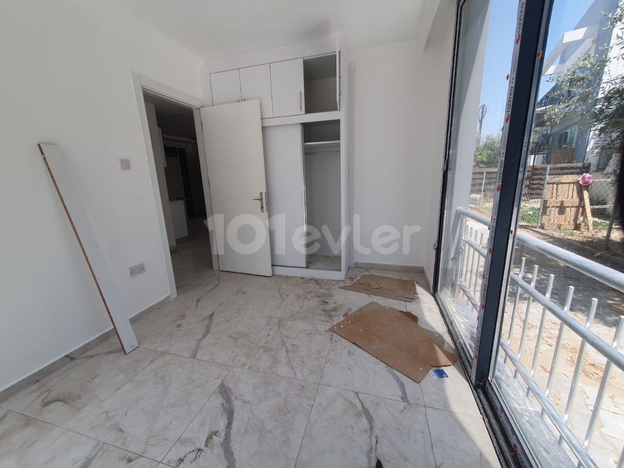 Garden floor 2+1 flat for sale in a complex with communal pool