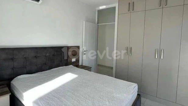 Girne şehir merkezinde deniz ve dağ manzaralı kiralık 2+1 lüks daire