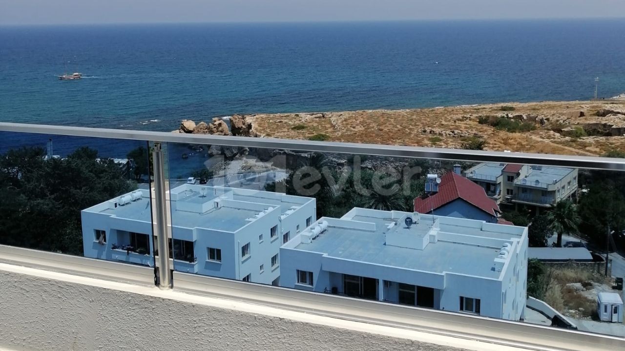 Girne şehir merkezinde deniz ve dağ manzaralı kiralık lüks penthouse 2+1