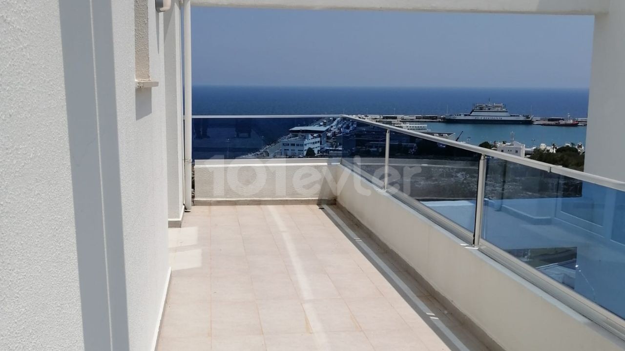 Роскошный пентхаус 2+1 в аренду с видом на море и горы в центре Кирении