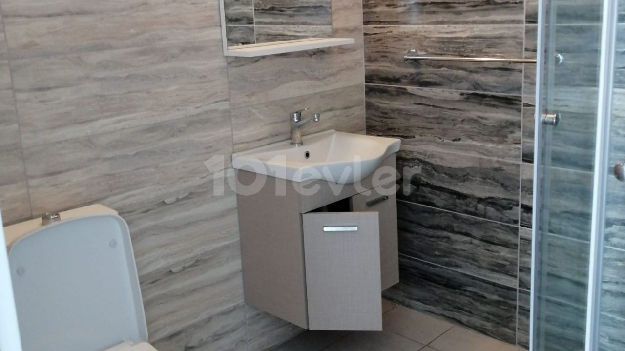 Girne şehir merkezinde deniz ve dağ manzaralı kiralık lüks penthouse 2+1