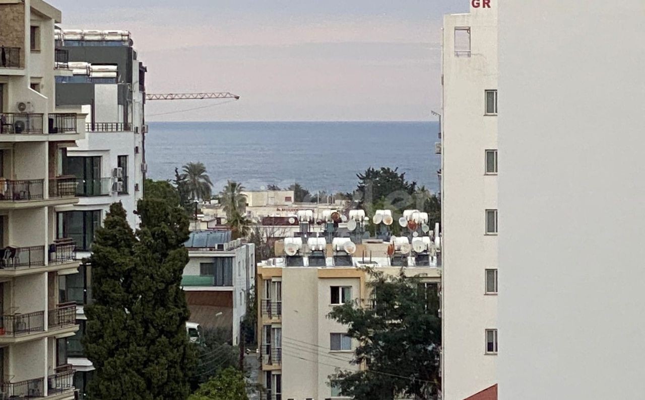 Girne şehir merkezinde deniz manzaralı kiralık 2+1 güzel daire