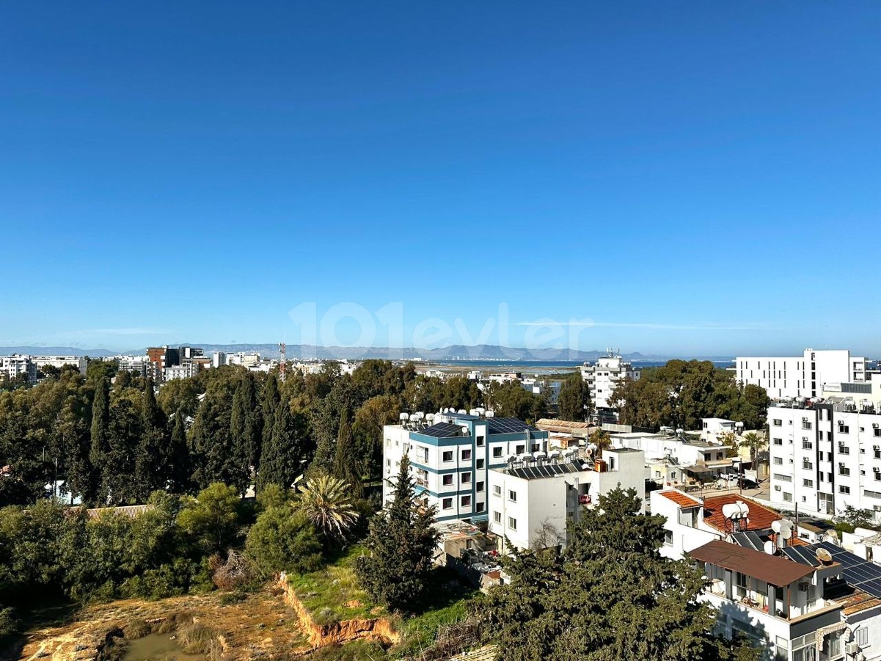 Gazimağusa Şehir Merkezinde Ortak Havuzlu, Muhteşem Manzaralı Şık Stüdyo Daire