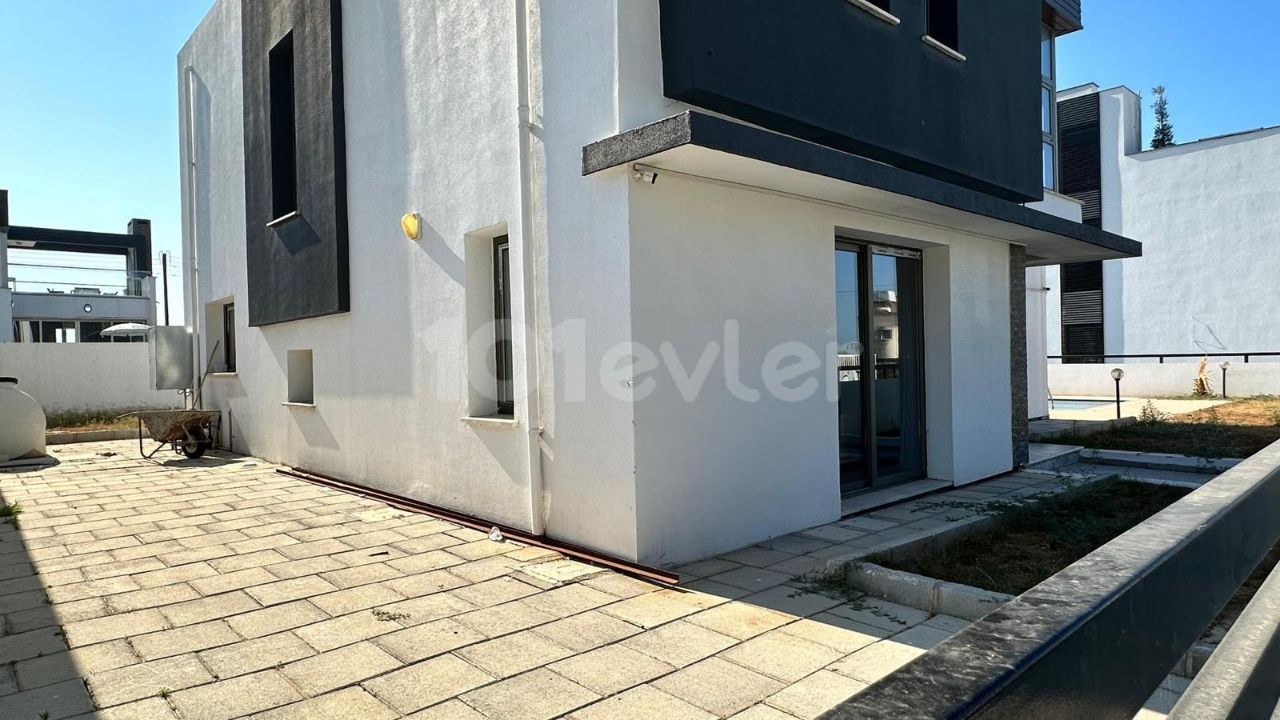 3+1 villa with pool for rent in Çatalköy, within walking distance to the sea