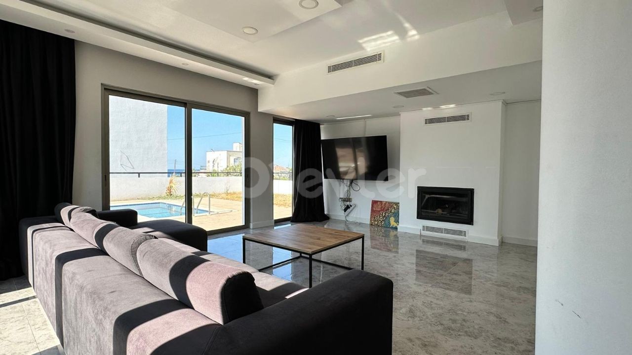 3+1 villa with pool for rent in Çatalköy, within walking distance to the sea