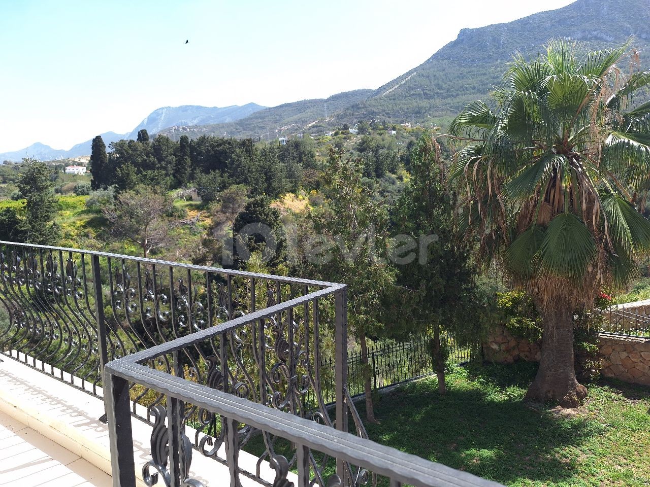 *SOLE AUTHORITY* - 3+1 Villa for sale in Kyrenia Karaoğlanoğlu region, with magnificent mountain views, garden and pool.