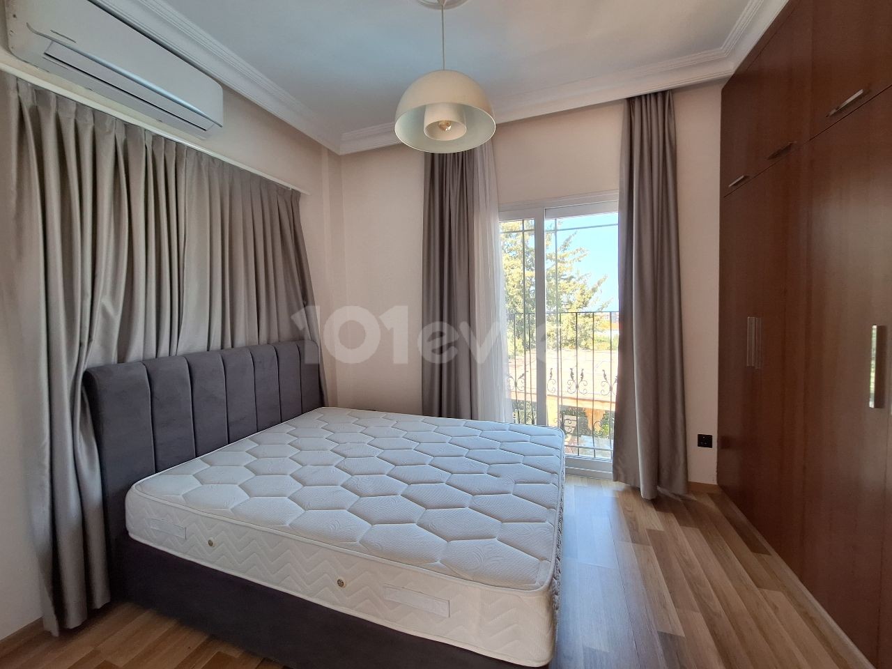 Girne Zeytinlik Bölgesinde, Kesilmez Dağ ve Deniz Manzaralı Kiralık 3+1 Villa