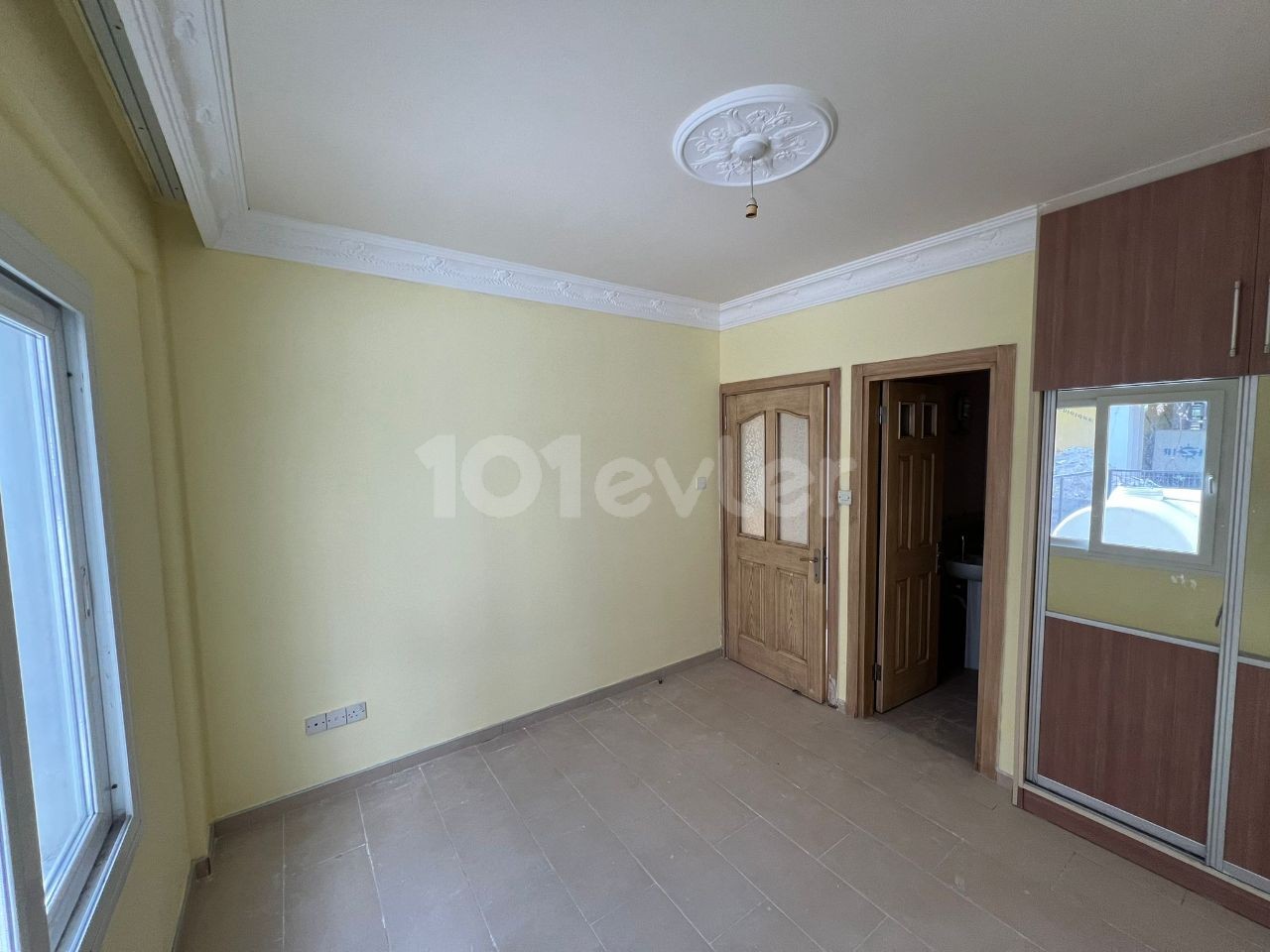 3+1 flat in Kyrenia Center that can be used as both commercial and living space!