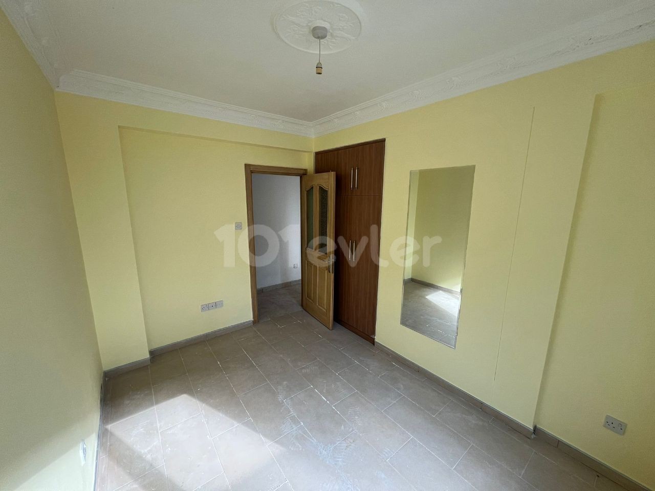 3+1 flat in Kyrenia Center that can be used as both commercial and living space!