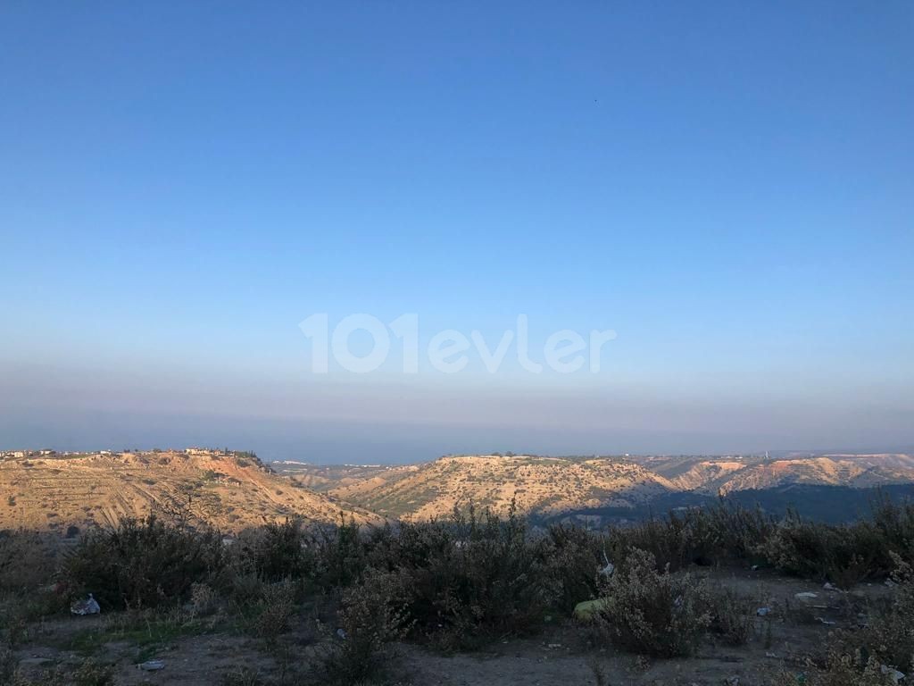 18,5 Hektar Land zum Verkauf, mit Meer- und Bergblick, an der Kyrenia-Famagusta ROAD, ZERO TO THE ROAD.