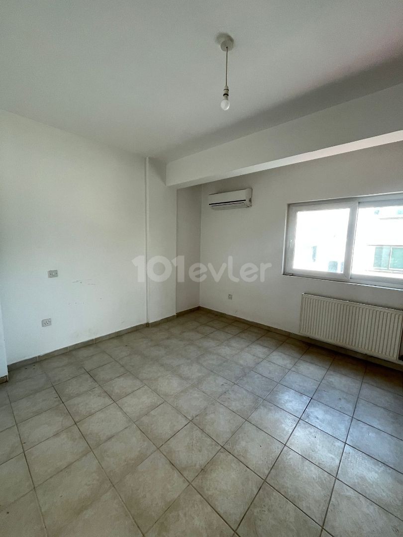 Gelegenheit Triplex Villa in Küçük Kaymaklı 158.000 stg türkischer Titel