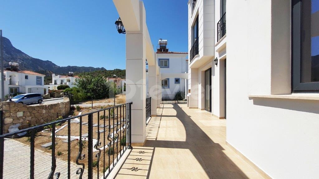 Girne Karşıyakada Dağ ve Deniz Manzaralı Satılık Villa 