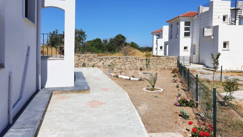 Girne Karşıyakada Dağ ve Deniz Manzaralı Satılık Villa 