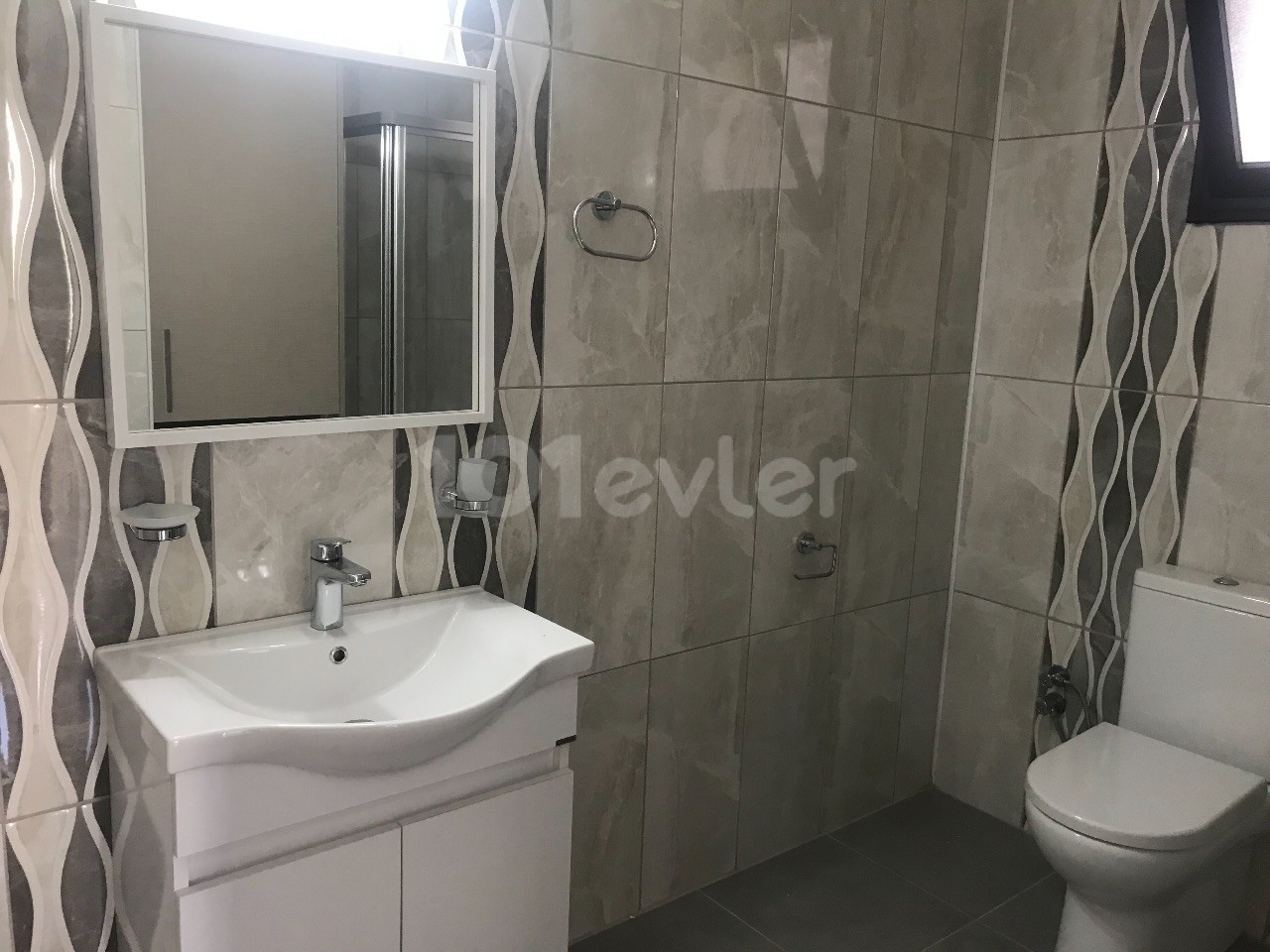 Girne Merkezde 1+1  Eşyalı Satılık Daire 