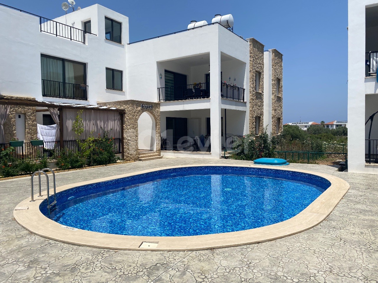 3+1 Wohnung Zum Verkauf Auf Dem Gelände Mit Pool Im Olivenhain In Kyrenia ** 
