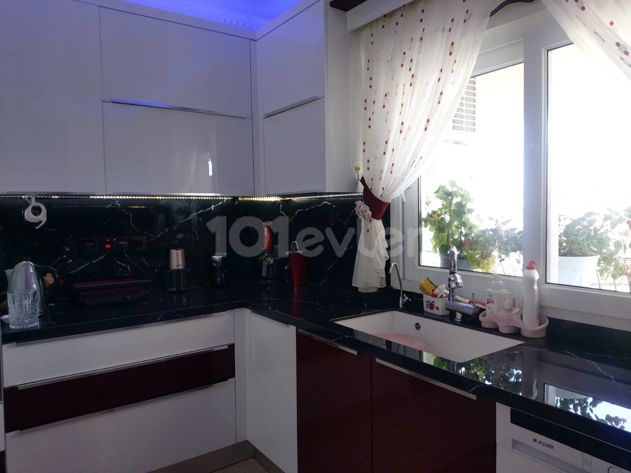 Girne’de  Havuzlu Sitede 3+1 Satılık Daire 