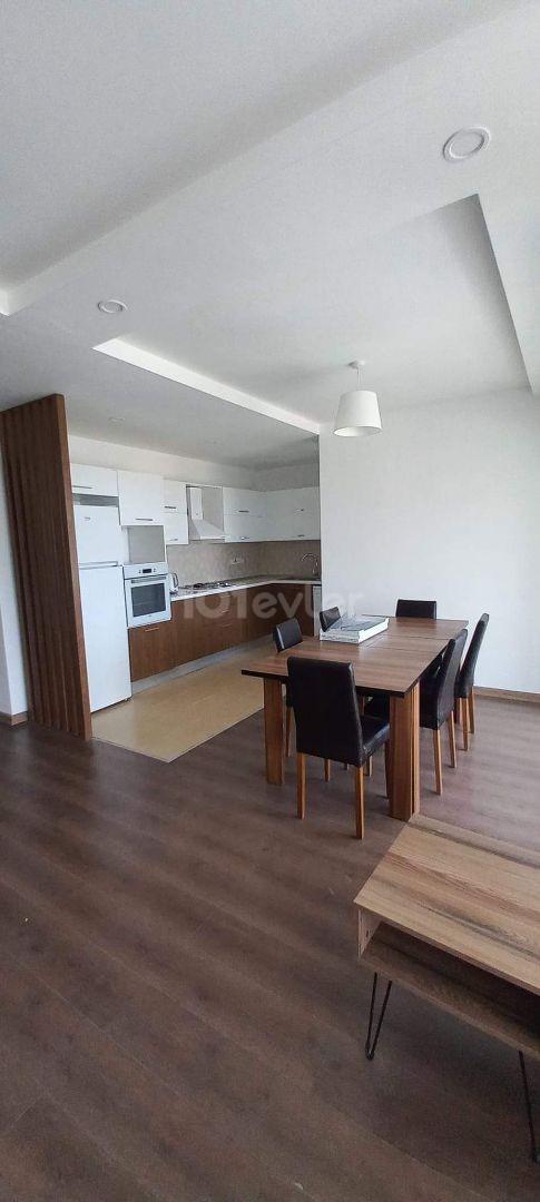 Luxuriöses, voll möbliertes 3+1-Maisonette-Apartment im Zentrum von Kyrenia. 6 Monate im Voraus, 3 Anzahlungen, 400 £ Stromkaution, 50 £ Vertrag
