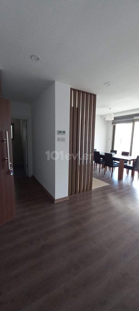 Luxuriöses, voll möbliertes 3+1-Maisonette-Apartment im Zentrum von Kyrenia. 6 Monate im Voraus, 3 Anzahlungen, 400 £ Stromkaution, 50 £ Vertrag