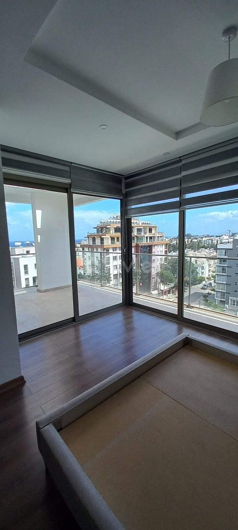 Luxuriöses, voll möbliertes 3+1-Maisonette-Apartment im Zentrum von Kyrenia. 6 Monate im Voraus, 3 Anzahlungen, 400 £ Stromkaution, 50 £ Vertrag