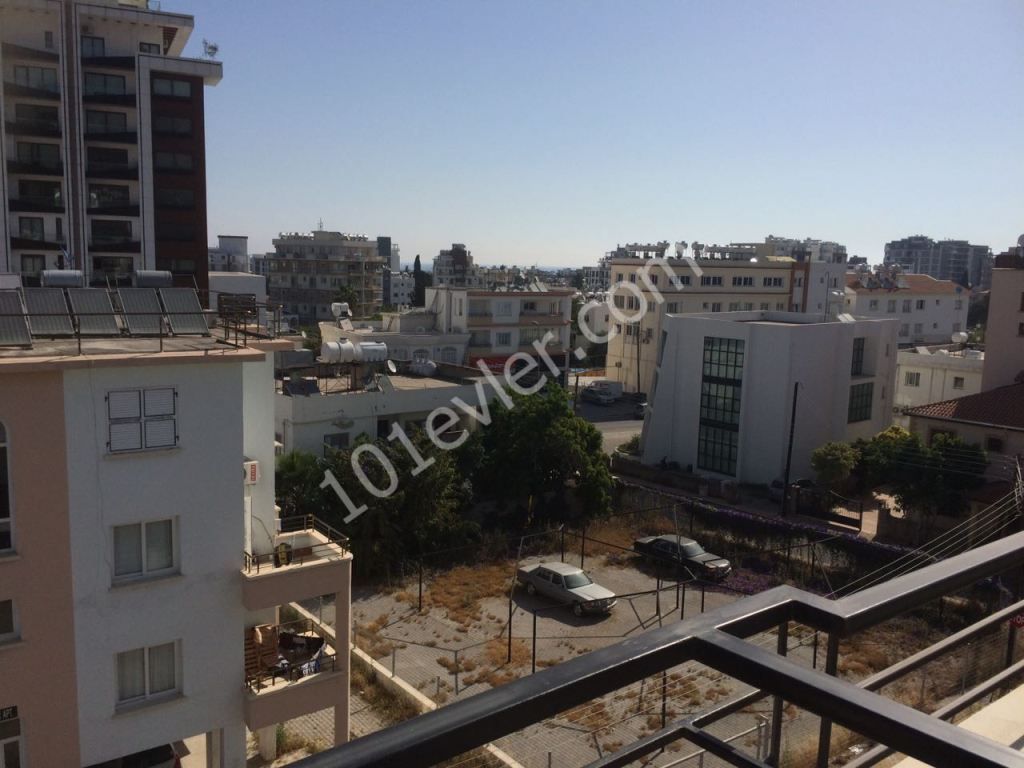 GİRNE MERKEZ DE GENİŞ, BALKONLU DENİZ MANZARALI LUX DAİRE 0542-8885177