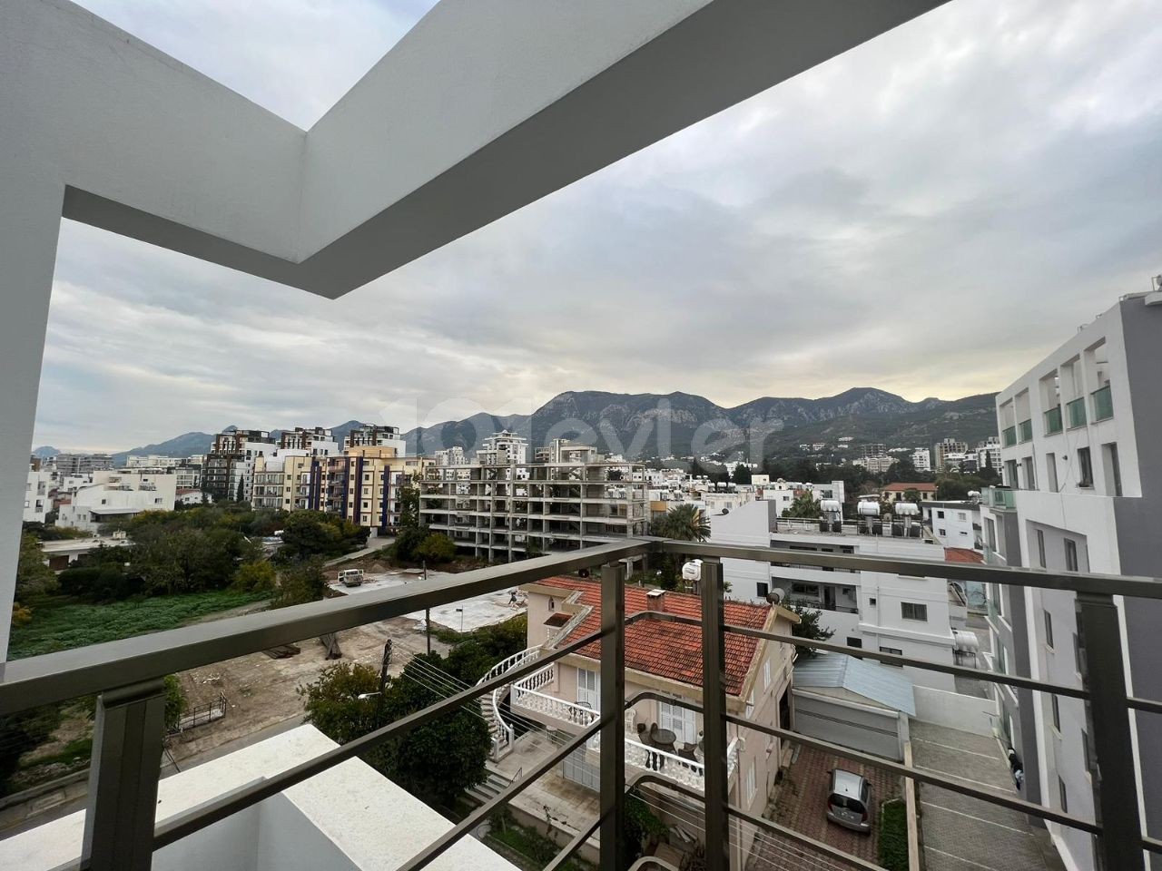 Girne Merkezde Tam 189M2 İki Katlu Dublex Penthouse Sıfır!