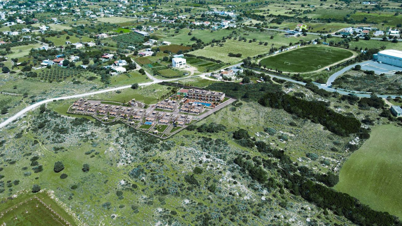Возможность реализации проекта в КАРПАЗе, самом красивом и природном регионе Кипра. Расположен на территории с частным садом и общим бассейном.