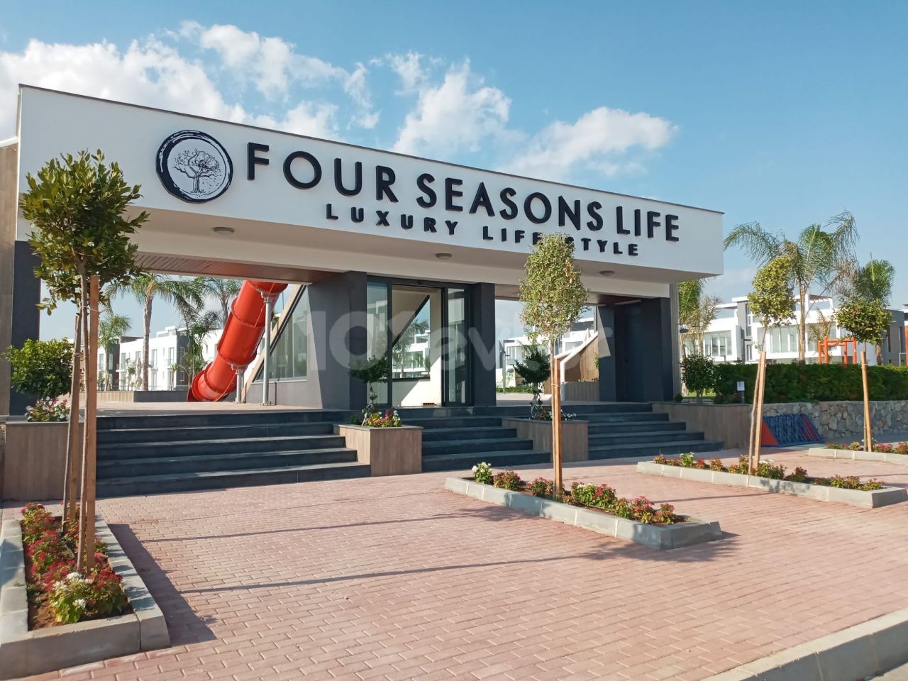 Искеле Босфор, комплекс Four Seasons на берегу моря Киракик Полностью меблированный 1+1