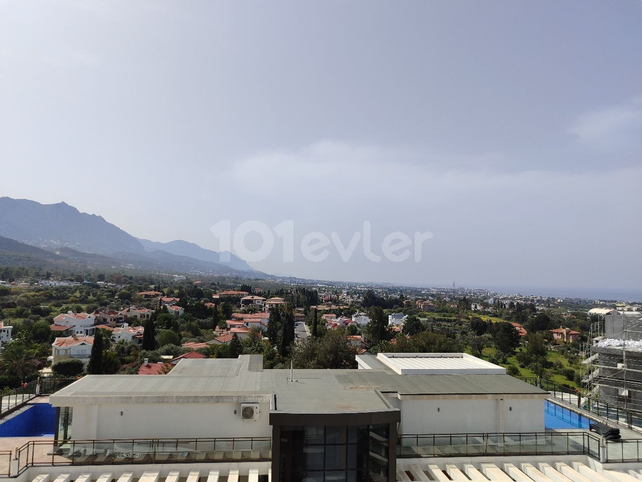 2+1 spacious penthouse for sale in Kyrenia Center Akacan Site