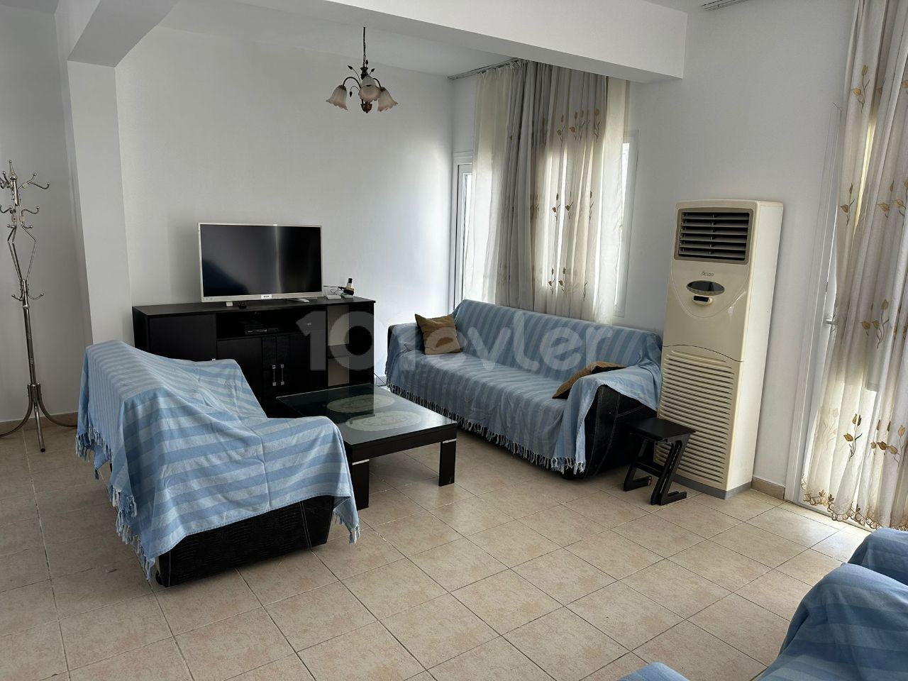 4+1 Penthouse for rent in Kyrenia Center, right behind Karakum Grand Pasha Hotel