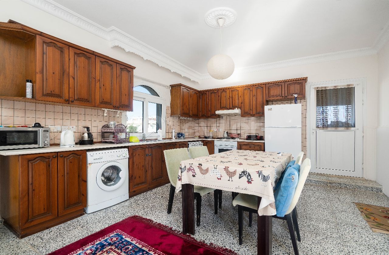 Girne Alsancak Satılık 7+2 Villa