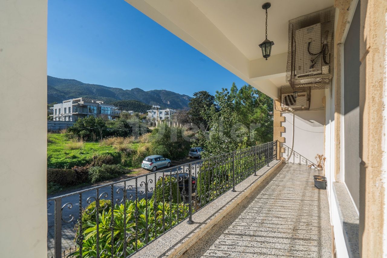 Girne Alsancak Satılık 7+2 Villa