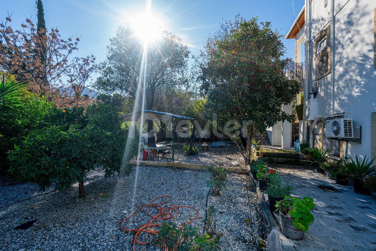 Girne Alsancak Satılık 7+2 Villa