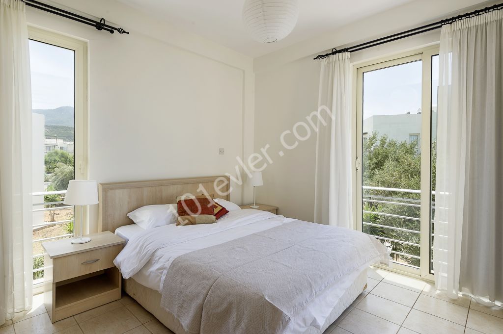 Penthouse Holiday Apartment with Private Roof Terrace, Esentepe, Girne