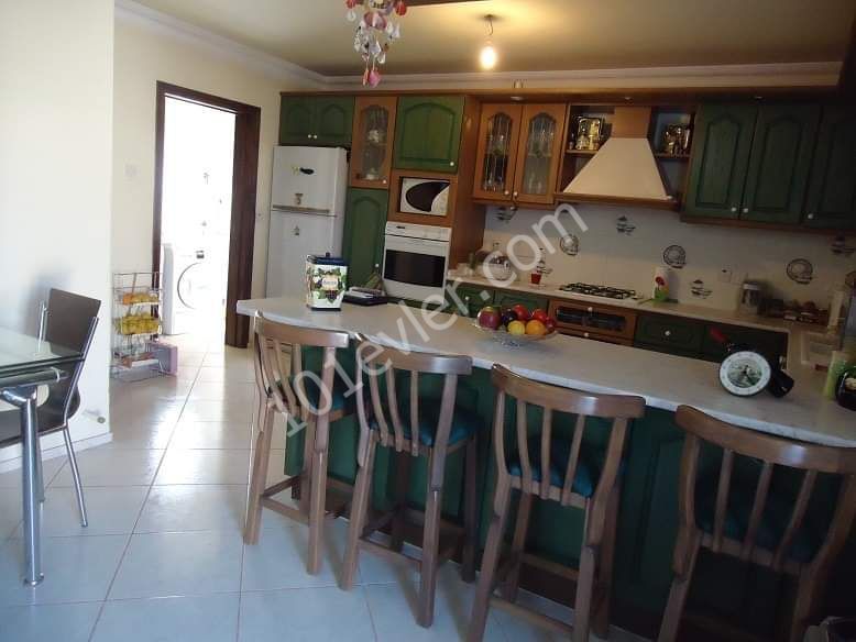 Pearl of Kyrenia Catalköy 1 decker 1 evlek 1200 square meter Esdeger Villa for sale with mountain and sea views on a plot of land. 3+1 400 square meters of indoor space 100 square meters of outdoor space. The floor coverings are natural marble, including tūmū terraces. Prepare the infrastructure for