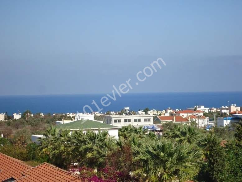 Pearl of Kyrenia Catalköy 1 decker 1 evlek 1200 square meter Esdeger Villa for sale with mountain and sea views on a plot of land. 3+1 400 square meters of indoor space 100 square meters of outdoor space. The floor coverings are natural marble, including tūmū terraces. Prepare the infrastructure for