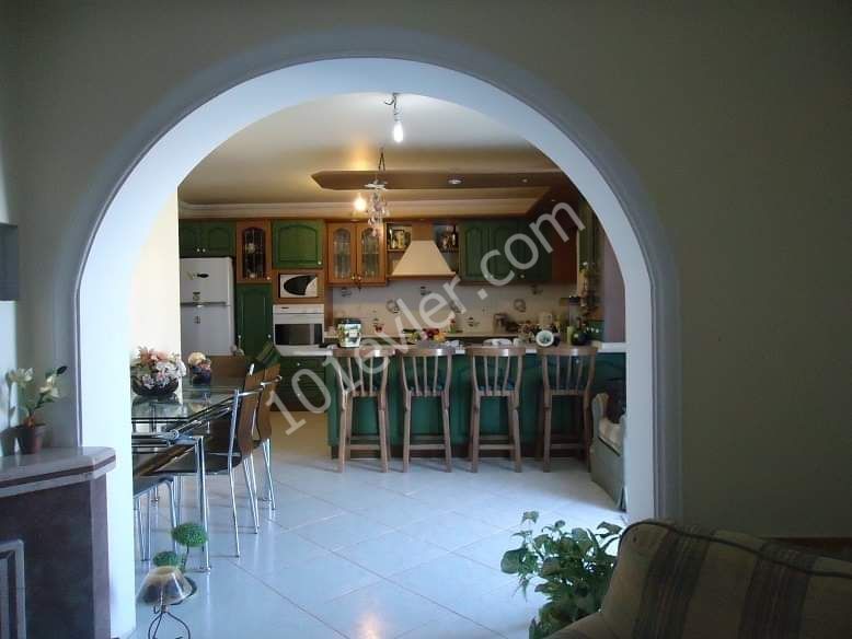 Pearl of Kyrenia Catalköy 1 decker 1 evlek 1200 square meter Esdeger Villa for sale with mountain and sea views on a plot of land. 3+1 400 square meters of indoor space 100 square meters of outdoor space. The floor coverings are natural marble, including tūmū terraces. Prepare the infrastructure for