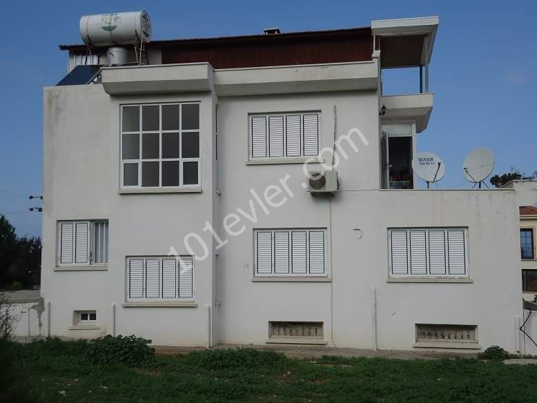 Pearl of Kyrenia Catalköy 1 decker 1 evlek 1200 square meter Esdeger Villa for sale with mountain and sea views on a plot of land. 3+1 400 square meters of indoor space 100 square meters of outdoor space. The floor coverings are natural marble, including tūmū terraces. Prepare the infrastructure for