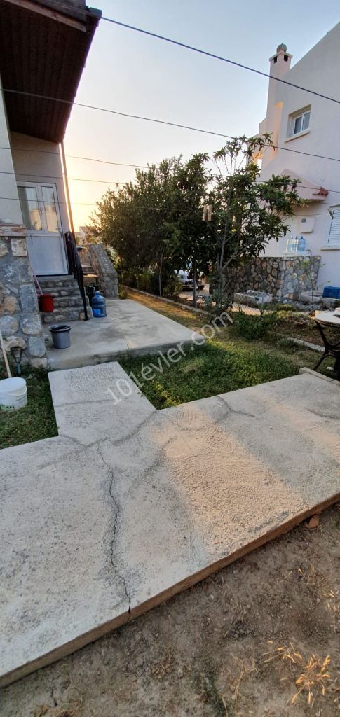 Girne Catalköyde  Çok bakımlı Havuzlu sitede satılık Villa.  *4+1 *155 metrekare  *Esdeger  *Koçanı hazır.  *130.000 sterlin  *Îletişim  05338422526 Münübe Karaosmanoglu.