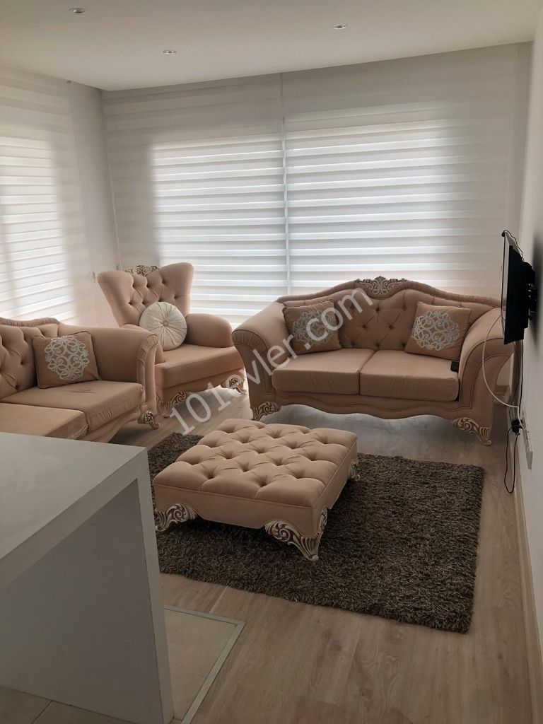 Girne Catalköyde  Çok bakımlı Havuzlu sitede satılık Villa.  *4+1 *155 metrekare  *Esdeger  *Koçanı hazır.  *130.000 sterlin  *Îletişim  05338422526 Münübe Karaosmanoglu.