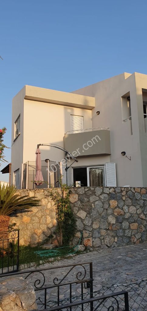 Girne Catalköyde  Çok bakımlı Havuzlu sitede satılık Villa.  *4+1 *155 metrekare  *Esdeger  *Koçanı hazır.  *130.000 sterlin  *Îletişim  05338422526 Münübe Karaosmanoglu.