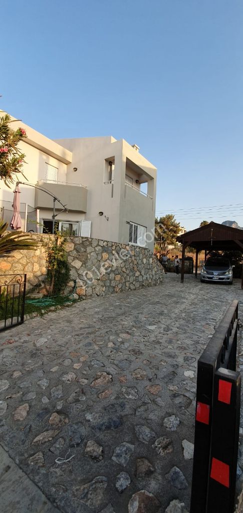 Girne Catalköyde  Çok bakımlı Havuzlu sitede satılık Villa.  *4+1 *155 metrekare  *Esdeger  *Koçanı hazır.  *130.000 sterlin  *Îletişim  05338422526 Münübe Karaosmanoglu.