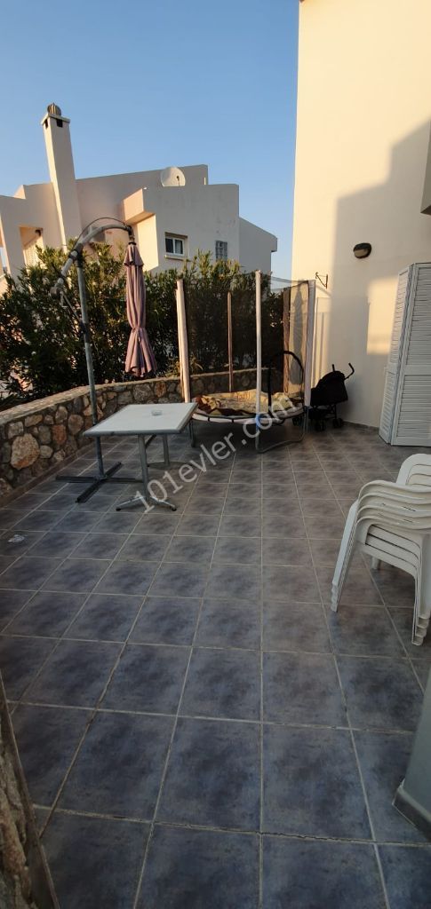 Girne Catalköyde  Çok bakımlı Havuzlu sitede satılık Villa.  *4+1 *155 metrekare  *Esdeger  *Koçanı hazır.  *130.000 sterlin  *Îletişim  05338422526 Münübe Karaosmanoglu.