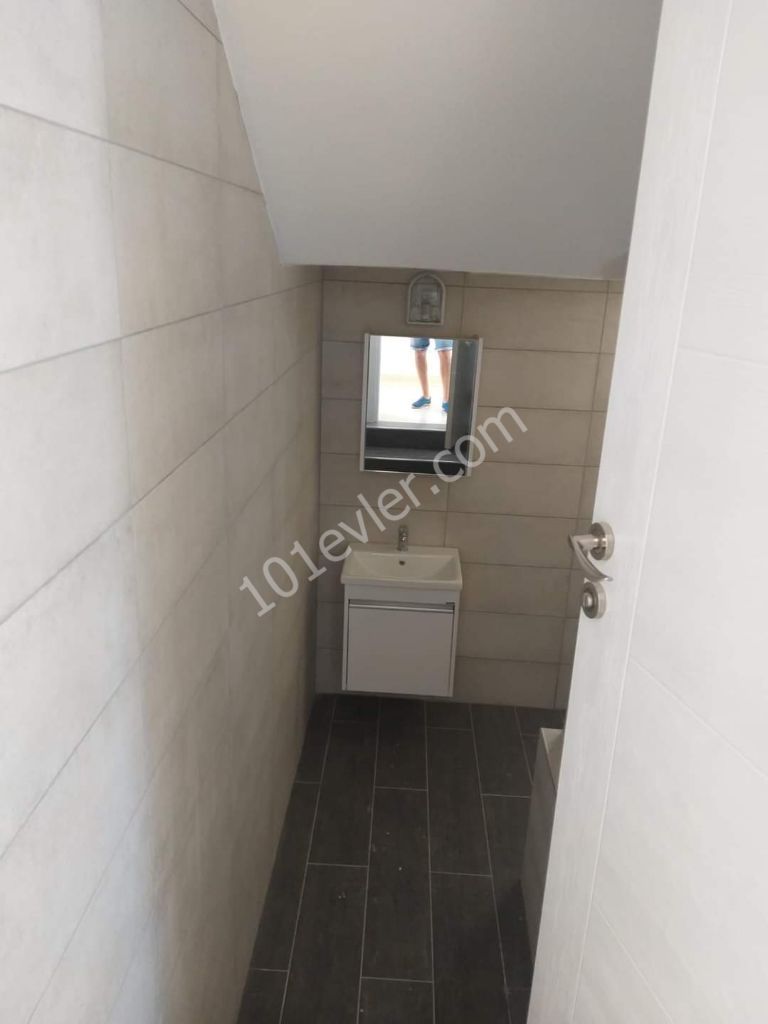 ‼  SATILIK  KELEPIR  ‼ * Girne Laptada  *  3+1  140 metrekare Villa *  2 Banyo wc * Dağ ve deniz manzaralı  * Esdeģer * yarım dönüm arsa üstünde  * istenirse havuz yapacak yer mevcut  * Tapusu hazır  * 130.000  sterlin  *  Îletişim 05338422526     Münübe Karaosmanoglu