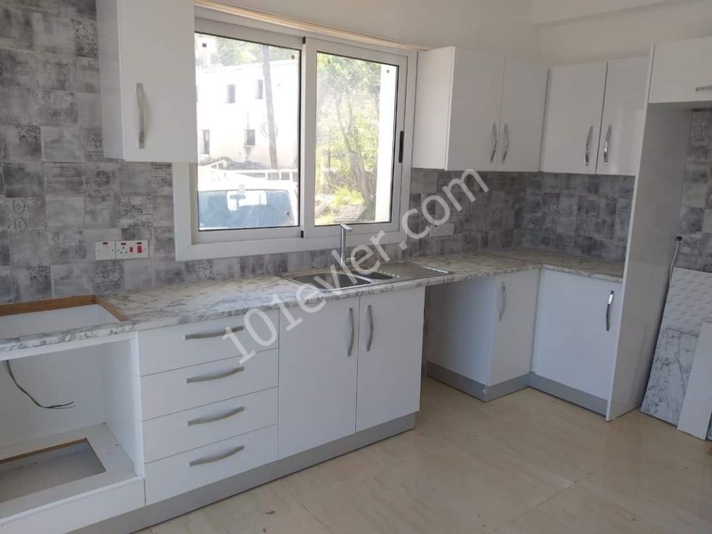 ‼  SATILIK  KELEPIR  ‼ * Girne Laptada  *  3+1  140 metrekare Villa *  2 Banyo wc * Dağ ve deniz manzaralı  * Esdeģer * yarım dönüm arsa üstünde  * istenirse havuz yapacak yer mevcut  * Tapusu hazır  * 130.000  sterlin  *  Îletişim 05338422526     Münübe Karaosmanoglu