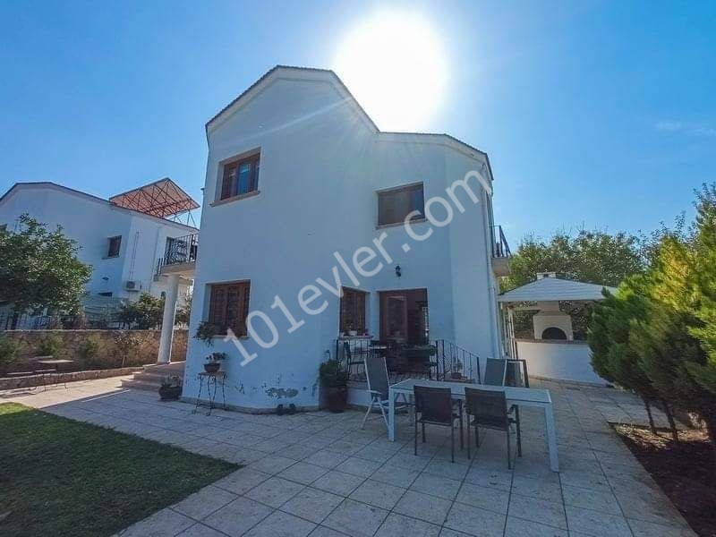 2+1 villa zum Verkauf in catalköy 129.000 Pfund. * 90m2 geschlossene Fläche * 500m2 Grundstücksgröße * im Namen des COB-Besitzers. K.D.V bezahlt * gleichwertige COB * Gebäude Baudatum 2008 • 12m ① 6m Gemeinschaftspool • 2 Schlafzimmer * 1. Badezimmer auf dem Boden - ① / C * 1 Gäste ① / C * Plätze na