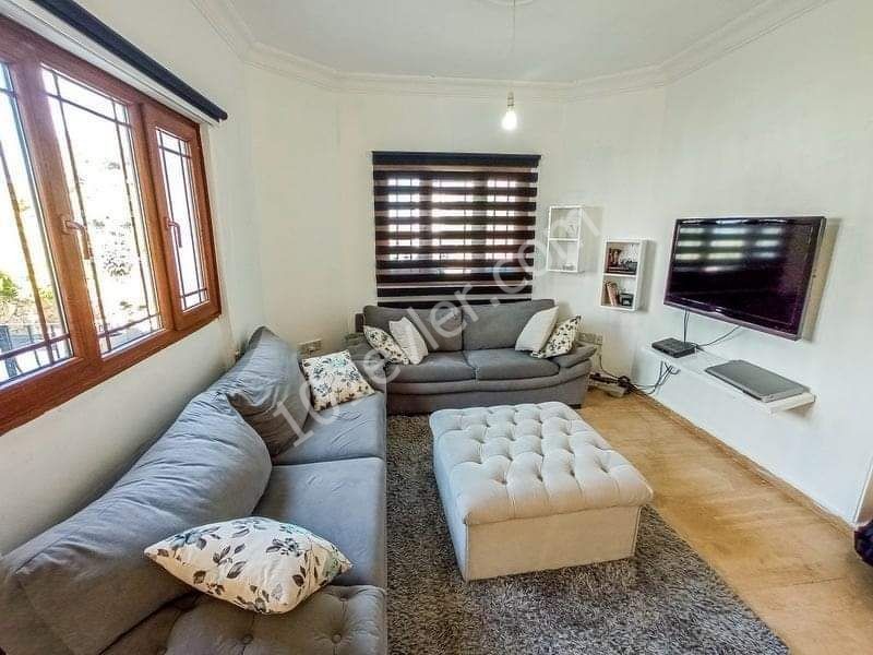 2+1 villa zum Verkauf in catalköy 129.000 Pfund. * 90m2 geschlossene Fläche * 500m2 Grundstücksgröße * im Namen des COB-Besitzers. K.D.V bezahlt * gleichwertige COB * Gebäude Baudatum 2008 • 12m ① 6m Gemeinschaftspool • 2 Schlafzimmer * 1. Badezimmer auf dem Boden - ① / C * 1 Gäste ① / C * Plätze na